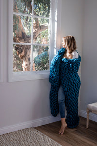PETROL BLUE CHUNKY KNIT THROW