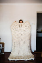 Load image into Gallery viewer, CREAM CHUNKY KNIT THROW