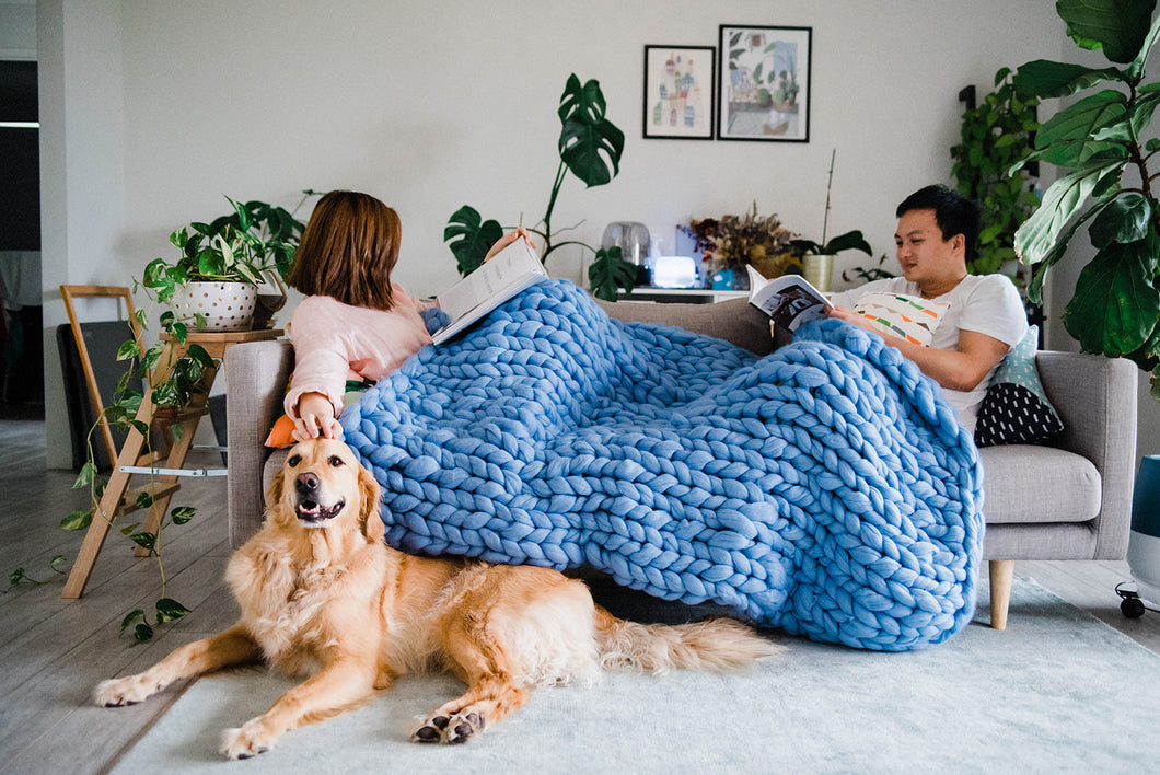 BLUE CHUNKY KNIT THROW