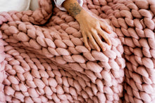 Load image into Gallery viewer, DUSKY PINK CHUNKY KNIT THROW