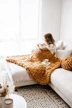 Load image into Gallery viewer, MUSTARD CHUNKY KNIT THROW