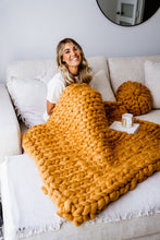 Load image into Gallery viewer, MUSTARD CHUNKY KNIT THROW
